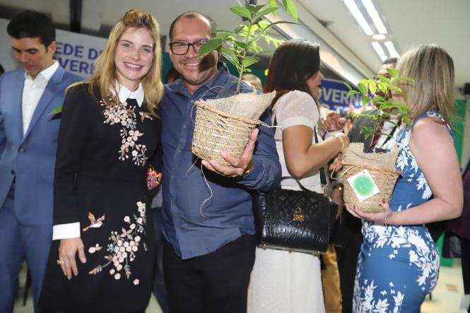 O Instituto de Desenvolvimento Florestal e da Biodiversidade do Estado do Pará (Ideflor-Bio) lançou, dentro da agenda de trabalho do “Governo Por Todo o Pará”, a Semana da Festa Anual das Árvores. No ato de instalação do governo itinerante, realizado no auditório da Universidade Federal do Oeste do Pará (Ufopa) na manhã desta quarta-feira (20), o Instituto entregou mudas de árvores às autoridades presentes. 

FOTO: MARCO SANTOS / AGÊNCIA PARÁ
DATA: 20.03.2019
SANTARÉM - PA <div class='credito_fotos'>Foto: Marco Santos / Ag. Pará   |   <a href='/midias/2019/originais/617d2de7-9ab6-4476-bcf5-f404d337a79c.jpg' download><i class='fa-solid fa-download'></i> Download</a></div>