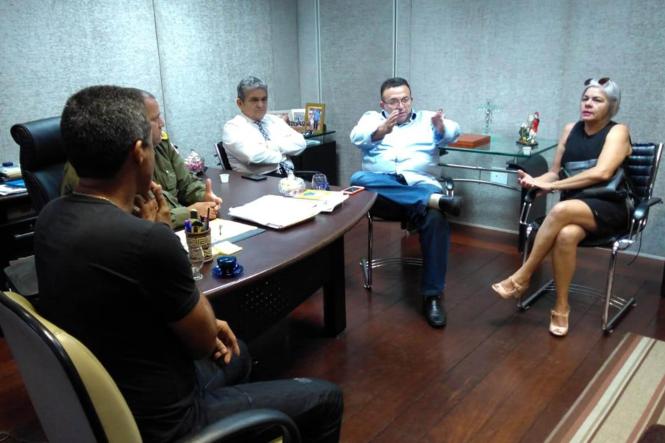 O Porto da Foz do Rio Camará, em Salvaterra, na Ilha do Marajó, ganhará um ponto de policiamento fixo. A decisão foi anunciada nesta terça-feira (5), durante reunião entre o comandante geral da Polícia Militar, Cel. Dilson Júnior, e o diretor de normatização e fiscalização da Agência de Regulação e Controle de Serviços Públicos do Estado do Pará (Arcon), Ivan Bernaldo da Silva.

FOTO: ASCOM PM
DATA: 05.02.2019
BELÉM - PARÁ <div class='credito_fotos'>Foto: ASCOM / PMPA   |   <a href='/midias/2019/originais/618acd52-1d48-4fdb-9dbd-fe2275d3141e.jpg' download><i class='fa-solid fa-download'></i> Download</a></div>