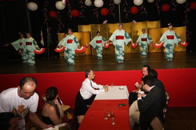 A comunidade nipo-brasileira do Pará comemorou a entrada de 2019 no auditório da Associação Pan-Amazônia Nipo-Brasileira, no domingo (6), em Belém. O evento deu início às homenagens aos 90 anos da imigração japonesa na Amazônia e contou com a presença do Governo do Estado. O chefe de gabinete, Luiziel Guedes, esteve representando o governador Helder Barbalho.

FOTO: CARLOS SODRÉ / AG. PARÁ
DATA: 06.01.2019
BELÉM - PARÁ <div class='credito_fotos'>Foto: CARLOS SODRÉ / AG. PARÁ    |   <a href='/midias/2019/originais/6194c296-6eab-459f-ae8e-48ed8c5f15d9.jpg' download><i class='fa-solid fa-download'></i> Download</a></div>