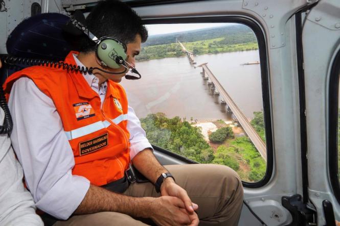 Cinco dias após a queda de parte da ponte do Rio Moju, na Alça Viária (Região Metropolitana de Belém), o governador Helder Barbalho visitou o local na manhã desta quinta-feira (11), para ver o andamento das ações realizadas e debater maneiras de executar, o mais rápido possível, as obras de retirada dos escombros e instalação de balsas no rio, que viabilizarão a travessia de veículos.

FOTO: MARCO SANTOS / AGÊNCIA PARÁ
DATA: 11.04.2019
MOJU - PA <div class='credito_fotos'>Foto: Marco Santos / Ag. Pará   |   <a href='/midias/2019/originais/6195364e-6002-4c3f-9d72-e455aeb22304.jpg' download><i class='fa-solid fa-download'></i> Download</a></div>
