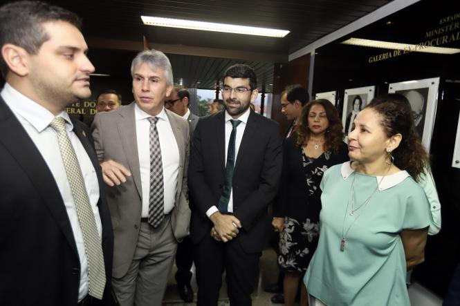 Políticas públicas para as áreas da economia, meio ambiente e segurança pública. Estas foram as principais pautas tratadas, no final da manhã desta terça-feira (5), na audiência entre o procurador-geral de Justiça do Pará, Gilberto Martins, e o governador do Estado, Helder Barbalho. Eles se reuniram no gabinete da Procuradoria-Geral de Justiça, em Belém, durante visita de cortesia do chefe do Executivo ao órgão ministerial.

FOTO: MARCO SANTOS / AG. PARÁ
DATA: 05.02.2019
BELÉM - PARÁ <div class='credito_fotos'>Foto: Marco Santos / Ag. Pará   |   <a href='/midias/2019/originais/61dd35a3-9db4-47ae-b95a-0ea3d49599be.jpg' download><i class='fa-solid fa-download'></i> Download</a></div>