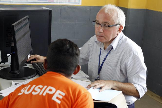 Em coletiva realizada na manhã desta terça-feira (15), na Unidade Básica de Saúde do Complexo Penitenciário de Santa Izabel, o governador do estado, Helder Barbalho garantiu que todos os internos do sistema penitenciário do Pará serão cadastrados no processo de biometria. O objetivo é permitir a devida identificação civil e administrativa para impedir a duplicidade de registros e facilitar a identificação de presos que não têm sequer documentação. A ação faz parte da Operação Opus, coordenada pela Susipe e que encerra nesta quinta-feira (17).

FOTO: AKIRA NOUMA/ASCOM SUSIPE
DATA: 16.01.2019
BELÉM - PARÁ <div class='credito_fotos'>Foto: Akira Onuma / Ascom Susipe   |   <a href='/midias/2019/originais/621b0ceb-9a8a-4312-a4b8-9b589768c27b.jpg' download><i class='fa-solid fa-download'></i> Download</a></div>
