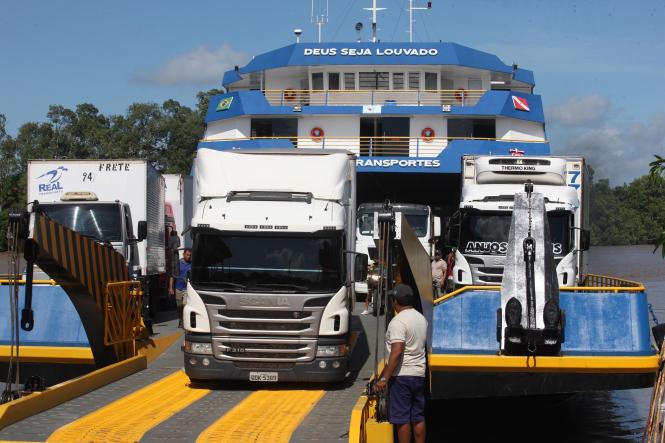 A partir desta quarta-feira, 14, a população paraense conta com o maior ferry boat da região norte. Com 87 metros de comprimento e 16, 5 metros de largura, o novo ferry boat São Gabriel (foto) chamava a atenção no porto de Icoaraci pela grandiosidade, antes de partir em sua viagem inaugural até o porto de Camará, na ilha do Marajó.

FOTO: CLÁUDIO SANTOS / AG. PARÁ
DATA: 12.03.2019
MARAJÓ - PARÁ <div class='credito_fotos'>Foto: CLAUDIO SANTOS / ARQUIVO   |   <a href='/midias/2019/originais/621d79a4-87b1-47e1-a844-1924ccde46bc.jpg' download><i class='fa-solid fa-download'></i> Download</a></div>