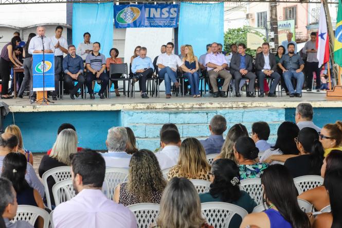 Fazendo parte da agenda do Programa Governo Por Todo o Pará em Santarém, o governador Helder Barbalho participou, nesta sexta-feira (22), da inauguração do PrevBarco, unidade móvel e flutuante do Instituto Nacional do Seguro Social (INSS), que vai levar atendimento previdenciário às comunidades da região fluvial do oeste do Pará. Helder fez questão de estar no evento e conferir as instalações do barco que irá levar atendimento à população ribeirinha do Estado.

FOTO> MARCO SANTOS / AGÊNCIA PARÁ
DATA: 22.03.2019
SANTARÉM - PA <div class='credito_fotos'>Foto: Marco Santos / Ag. Pará   |   <a href='/midias/2019/originais/624b483a-856c-4202-8f74-77d19f888c12.jpg' download><i class='fa-solid fa-download'></i> Download</a></div>