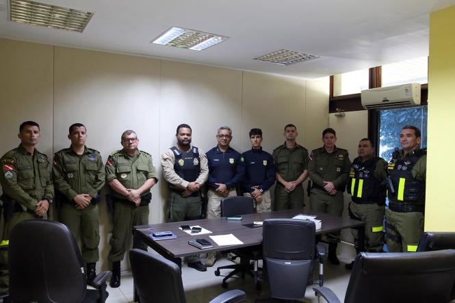 Representantes do Departamento de Trânsito do Estado (Detran/PA), Polícia Rodoviária Federal (PRF), Departamento Geral de Operações da Polícia Militar (PM) e Batalhão de Políciamento Rodoviário (BPR) se reuniram na sede do Comando Geral da PM, nesta terça-feira (29), para traçar estratégias de fiscalização e policiamento no trecho entre os quilômetros 0 e 18 da BR-316.

FOTO: ASCOM DETRAN
DATA: 29.01.2019
BELÉM - PARÁ <div class='credito_fotos'>Foto: ASCOM DETRAN   |   <a href='/midias/2019/originais/626b05cb-77fd-4dcb-bae7-18d4334a8e2c.jpg' download><i class='fa-solid fa-download'></i> Download</a></div>