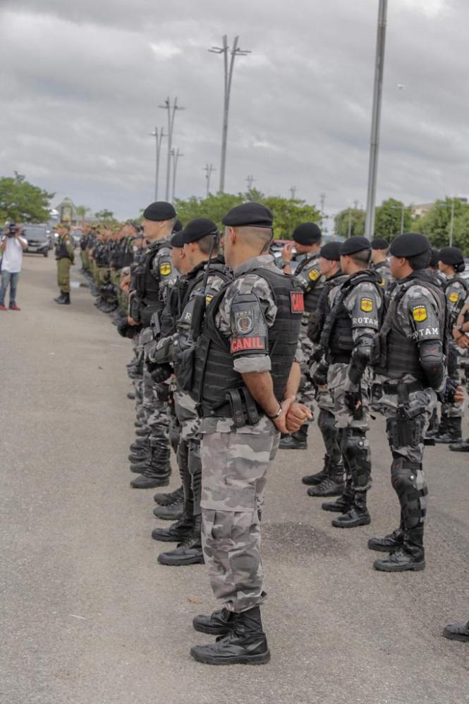 O reforço das ações policiais anunciadas pelo novo governador do Estado do Pará, Helder Barbalho, teve início nas primeiras horas da manhã desta quarta-feira, 2. Uma ação integrada da Secretaria de Estado  de Segurança Pública (Segup) envolvendo agentes da Polícia Militar, Cavalaria, Ronda Tática Metropolitana (Rotam), Grupamento Aéreo de Segurança Pública (Graesp), Polícia Civil, Grupamento Fluvial, Corpo de Bombeiros Militar, Superintendência do Sistema Penitenciário (Susipe), Diretoria de prevenção, Guardas Municipais, entre outros, levam o reforço da segurança para os bairros Benguí, Cabanagem, Guamá e Terra-firme. A ação, que envolve cerca de 400 agentes, foi deflagrada às 9 horas, do Portal da Amazônia, com a presença do Governador Estadual. Mais de 50 viaturas estão sendo empregadas na ação.

FOTO: MARCO SANTOS / AG. PARÁ
DATA: 02.01.2019
BELÉM - PARÁ <div class='credito_fotos'>Foto: Marco Santos / Ag. Pará   |   <a href='/midias/2019/originais/62da2789-0a65-49df-85b3-a876edd068c7.jpg' download><i class='fa-solid fa-download'></i> Download</a></div>