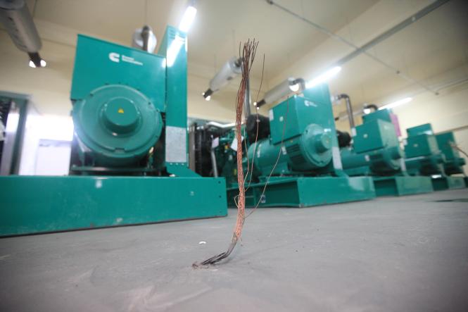 O Governador Helder barbalho realizou uma vistoria nas obras do Hospital Abelardo Santos (foto), em Icoaraci, na tarde desta quinta-feira (03). De acordo com Helder, após cinco anos de obras o que se constatou durante a visita é que há a necessidade de vários serviços que ainda precisam ser realizados. O Governador solicitou ainda à Auditoria Geral do Estado (AGE) uma revisão de mais de 170 milhões de reais em contratos que foram realizados para a construção do Hospítal. Segundo Helder Barbalho, pelo valor total dos contratos, o preço de construção de cada metro quadrado teria saído por mais de R$14,5 mil. “O metro quadrado mais caro do Brasil”, destacou Helder. Um segundo ponto que deve ser levado em conta, como explicou o governador à imprensa durante coletiva, é a contratação, por parte de governo anterior, de uma Organização Social (OS) para administrar o Abelardo Santos. “Esta OS já recebeu R$ 31 milhões de reais sem que o hospital esteja funcionando”. declarou o governador.

FOTO: THIAGO GOMES / AG. PARÁ
DATA: 03.01.2019
ICOARACI - PARÁ <div class='credito_fotos'>Foto: Thiago Gomes /Ag. Pará   |   <a href='/midias/2019/originais/62eb14a7-8f00-4017-88f0-0fa0fb6dba2e.jpg' download><i class='fa-solid fa-download'></i> Download</a></div>