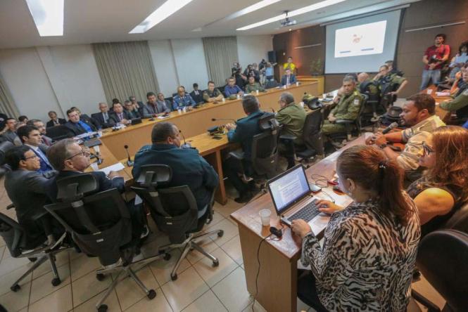 O novo governador do Estado do Pará, Helder Barbalho, esteve reunido (foto) na manhã da última segunda-feira (31), com os futuros gestores da área da segurança pública, pasta que terá prioridade em sua gestão, para traçar ações imediatas que começarão a ser realizadas durante os primeiros dias de seu mandato. A reunião ocorreu no plenário da Secretaria de Estado de Segurança Pública e Defesa Social (Segup), em Belém. O processo do pedido de apoio da Força Nacional, uma das principais demandas citadas durante a campanha eleitoral, também foi debatida durante o encontro. Além disso, foram estabelecidas as primeiras ações concretas de segurança que poderão ser observadas ao longo dos primeiros dias de janeiro, com a realização de blitz, abordagens policiais, cumprimento de mandados de prisão e outras ações em áreas que apresentam os maiores índices de violência nos últimos meses, com base nas estatísticas e manchas criminais. O fortalecimento e a valorização dos agentes de segurança pública também foram pautas da reunião.

FOTO: MARCO SANTOS
DATA: 31.12.2018
BELÉM - PARÁ <div class='credito_fotos'>Foto: MARCO SANTOS   |   <a href='/midias/2019/originais/6319e6a2-8da6-4837-bfd7-6c0409713588.jpg' download><i class='fa-solid fa-download'></i> Download</a></div>