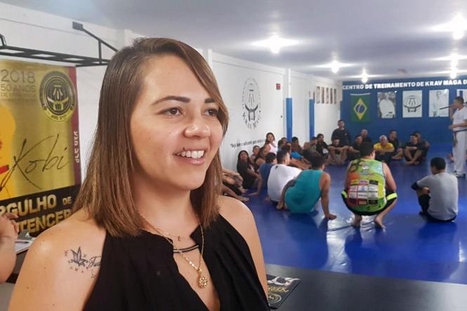 Um grupo de mais de 40 agentes penitenciários da Superintendência do Sistema Penitenciário do Estado (Susipe) participou, nesta quarta-feira (3), de uma oficina de defesa pessoal “Krav Maga”. A iniciativa é da Coordenadoria de Assistência e Valorização do Servidor (Cavs), com o objetivo de preparar os servidores para situações de crises nas unidades penais.
Na foto Thaís Santalices.

FOTO: ASCOM  / SUSIPE
DATA: 03.04.2019
BELÉM - PA <div class='credito_fotos'>Foto: ASCOM / SUSIPE   |   <a href='/midias/2019/originais/631f03fc-257c-4050-acfa-70b8060beb85.jpg' download><i class='fa-solid fa-download'></i> Download</a></div>