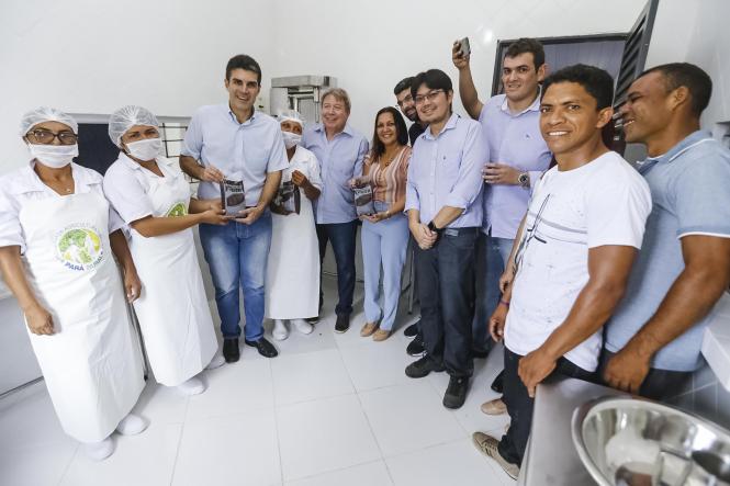 Quase 200 famílias serão beneficiadas, direta e indiretamente, com a abertura da agroindústria de beneficiamento de frutas na comunidade de Vila São Manoel, na zona rural de Moju, no nordeste paraense. A inauguração aconteceu neste sábado (16), e contou com a presença do governador do Estado, Helder Barbalho, e da prefeita do município, Nilma Lima.

FOTO: MARCELO SEABRA / AGÊNCIA PARÁ
DATA: 16.03.2019
MOJU - PA <div class='credito_fotos'>Foto: Marcelo Seabra / Ag. Pará   |   <a href='/midias/2019/originais/632dfa9a-3ace-4950-a48d-898e920ce219.jpg' download><i class='fa-solid fa-download'></i> Download</a></div>