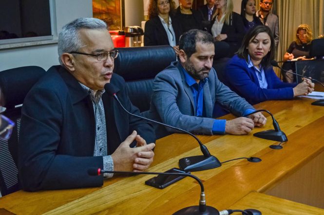 A Secretaria de Estado de Segurança Pública e Defesa Social do Pará (Segup) apresentou, nesta quinta-feira (25), a nova titular da Diretoria de Prevenção Social da Violência da Criminalidade (Diprev), Major Luciana Oliveira, durante reunião no plenário da instituição.

FOTO: ASCOM / SEGUP
DATA: 25.04.2019
BELÉM - PARÁ <div class='credito_fotos'>Foto: ASCOM / SEGUP   |   <a href='/midias/2019/originais/63665cc8-9024-4810-8e0e-9e057c3ddaaf.jpg' download><i class='fa-solid fa-download'></i> Download</a></div>