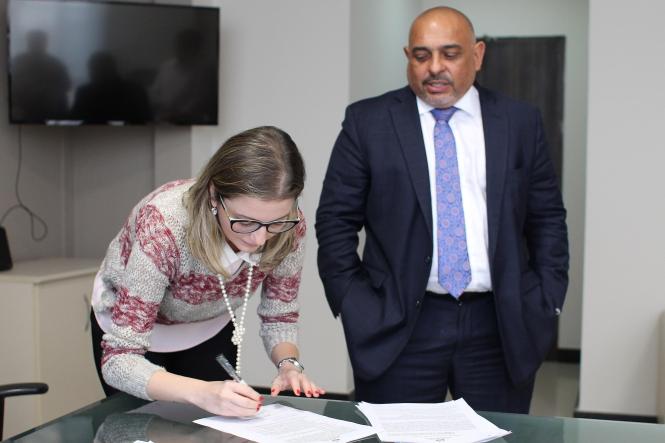 A Defensoria Pública do Estado e a Superintendência do Sistema Penitenciário do Pará firmaram, na tarde desta quinta-feira (21), um Termo de Cooperação que visa acesso aos sistemas da Susipe, para consulta de dados via Levantamento Nacional de Informações Penitenciárias (Infopen) e Sistema de Acompanhamento de Apenados (Siscap). 

FOTO: ASCOM / DEFENSORIA PÚBLICA DO PARÁ
DATA: 22.03.2019
BELÉM - PARÁ <div class='credito_fotos'>Foto: ASCOM / DEFENSORIA PÚBLICA DO PARÁ   |   <a href='/midias/2019/originais/637a689b-c89a-42dc-9db3-b241035c6b74.jpg' download><i class='fa-solid fa-download'></i> Download</a></div>