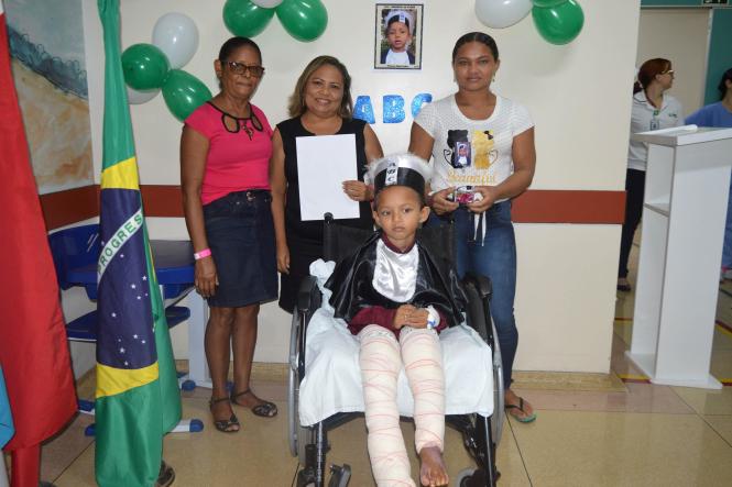 Internado no Hospital Metropolitano de Urgência e Emergência (HMUE), em Ananindeua (PA), o pequeno Pedro Henrique Belém, de 6 anos (foto), chegou ao Centro de Tratamento de Queimados da Unidade após ter caído por acidente em uma caieira (forno de produção de carvão), enquanto brincava, no interior do município de Acará (PA), cidade de origem que mora com a família. 

FOTO: ASCOM HMUE
DATA: 04.01.2019
ANANINDEUA - PARÁ
 <div class='credito_fotos'>Foto: ASCOM HMUE   |   <a href='/midias/2019/originais/63a23044-cf87-40ad-b5b1-36db769d0cc4.jpg' download><i class='fa-solid fa-download'></i> Download</a></div>