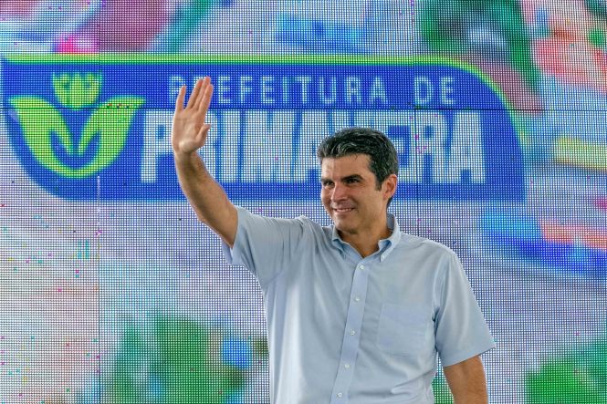 Na manhã desta sexta-feira (17), o governador do Estado, Helder Barbalho, reinaugurou a Escola Estadual de Ensino Fundamental e Médio Manoel Lobato, em Primavera, região bragantina. A unidade de ensino foi reformada e ampliada com recursos de mais de R$ 1.700 milhão, que foram financiados pelo Banco Interamericano de Desenvolvimento (Bid).

FOTO: MARCO SANTOS / AGÊNCIA PARÁ
DATA: 17.05.2019
PRIMAVERA - PARÁ <div class='credito_fotos'>Foto: Marco Santos / Ag. Pará   |   <a href='/midias/2019/originais/63b6e082-99ea-48dc-9e2b-ab3674bc0f7e.jpg' download><i class='fa-solid fa-download'></i> Download</a></div>