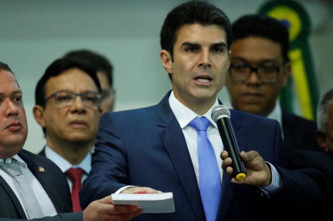 Helder Barbalho (foto) tomou posse como governador do estado do Pará para o quadriênio 2019-2022, ao lado do vice, Lúcio Vale. A sessão solene ocorreu na manhã desta terça-feira (1°), em Belém, no plenário Newton Miranda, da Assembleia Legislativa do Pará (Alepa), e contou com a participação de deputados estaduais e federais, prefeitos, vereadores, secretários escolhidos para compor o novo governo, bem como demais autoridades locais e lideranças dos mais diversos setores. Compuseram a mesa solene, a presidente em exercício da Alepa, a deputada estadual Cilene Couto, o Desembargador do Tribunal de Justiça do Estado do Pará, José Maria Teixeira do Rosário, o senador da República Jader Barbalho, a deputada federal Elcione Barbalho, o vice-prefeito de Belém, Orlando Reis, a presidente do Tribunal de Contas do Estado do Pará, conselheira Lourdes Lima, e o quarto secretário da mesa diretora da Alepa, deputado Soldado Tércio.

FOTO: THIAGO GOMES / AG. PARÁ
DATA: 01.01.2019
BELÉM - PARÁ <div class='credito_fotos'>Foto: Thiago Gomes /Ag. Pará   |   <a href='/midias/2019/originais/63b8143b-3d2c-4121-aa0c-f53d73c599be.jpg' download><i class='fa-solid fa-download'></i> Download</a></div>