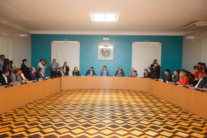 O governador do Estado, Helder Barbalho, assinou, na tarde desta quinta-feira, 07, no Palácio do Governo, contrato com o New Development Bank (NDB), banco multilateral com sede na China, para um empréstimo de US$ 50 milhões. Os recursos serão aplicados em 12 municípios da área de influência da BR-163 (Cuiabá-Santarém), na execução de obras que envolvem cerca de 200 quilômetros de drenagem e pavimentação.

FOTO: MARCELO SEABRA / AGÊNCIA PARÁ
DATA: 07.03.2019
BELÉM - PA <div class='credito_fotos'>Foto: Marcelo Seabra / Ag. Pará   |   <a href='/midias/2019/originais/63c3f2d3-2c67-4b27-92d2-1cad49b49103.jpg' download><i class='fa-solid fa-download'></i> Download</a></div>