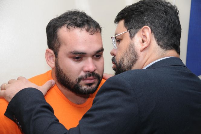 A Polícia Civil transferiu de Imperatriz, no interior do Maranhão, para Belém, nesta terça-feira (7), o preso Hilton Soares Souza Filho, 26 anos, conhecido como Hiltinho, acusado de ser responsável pela morte do humorista Ricardo Sena de Macedo, 37 anos. A vítima, que era conhecida como Ricardo Bomba, morreu no último dia 1º de maio, após ser agredida com soco e chutes no rosto pelo acusado

FOTO: ASCOM / POLICIA CIVIL
DATA: 07.05.2019
BELÉM - PARÁ <div class='credito_fotos'>Foto: Ascom / Policia Civil   |   <a href='/midias/2019/originais/63dfacd0-e448-442c-a47f-2d415a4c1aaa.jpg' download><i class='fa-solid fa-download'></i> Download</a></div>