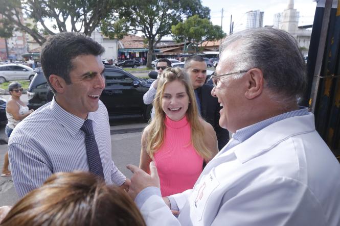 O governador do Estado, Helder Barbalho, participou do lançamento da Campanha Nacional de Vacinação contra Influenza, iniciada nesta quarta-feira (10) em todo o País, prosseguindo até 31 de maio. Acompanhado da primeira-dama, Daniela Barbalho, o governador esteve na Unidade Básica de Saúde (UBS) do bairro da Pedreira, em Belém, na tarde desta quarta-feira. Ele e a primeira-dama tomaram a vacina, aplicada pelo secretário de Estado de Saúde, o médico Alberto Beltrame.

FOTO : MARCELO SEABRA / AGÊNCIA PARÁ
DATA: 10.04.2019
BELÉM - PARÁ <div class='credito_fotos'>Foto: Marcelo Seabra / Ag. Pará   |   <a href='/midias/2019/originais/63e82a9e-f962-4af9-b9ac-565e0c54b146.jpg' download><i class='fa-solid fa-download'></i> Download</a></div>