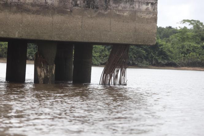 Acompanhado por secretários de Estado, deputados e técnicos da Secretaria de Estado de Trasportes (Detran), do Conselho Regional de Engenharia (Crea-PA) e do Corpo de Bombeiros, o governador Helder Barbalho vistoriou, na manhã deste sábado (26), a ponte Rio Moju, localizada no quilômetro 48 da Alça Viária. A estrutura, que é a segunda no sentido de quem vai de Moju para Belém, apresenta problemas de corrosão e de desgaste em pilares e estacas, além de uma dilatação um pouco maior do que o habitual entre dois blocos de concreto que compõem as pistas de rolamento. A situação tem preocupado moradores da área e usuários da ponte.

FOTO: MARCO SANTOS / AGÊNCIA PARÁ
BELÉM - PARÁ
DATA; 26.01.2019 <div class='credito_fotos'>Foto: Marco Santos / Ag. Pará   |   <a href='/midias/2019/originais/640529b3-aac9-40ed-8379-aee65526945f.jpg' download><i class='fa-solid fa-download'></i> Download</a></div>