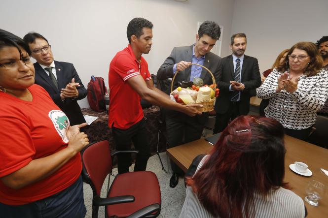 O chefe do Executivo Estadual recebeu, no início da noite desta terça-feira (16), no Palácio do Governo, em Belém, representantes do Movimento dos Trabalhadores Rurais Sem Terra (MST), acompanhado por secretários e representantes de diversos órgãos do Estado envolvidos com as questões agrárias, e determinou imediatamente a criação do grupo.

FOTO: MARCELO SEABRA / AGÊNCIA PARÁ
DATA: 17.04.2019
BELÉM - PARÁ <div class='credito_fotos'>Foto: Marcelo Seabra / Ag. Pará   |   <a href='/midias/2019/originais/643e99fe-576d-4790-9c6f-26df066fd5a6.jpg' download><i class='fa-solid fa-download'></i> Download</a></div>