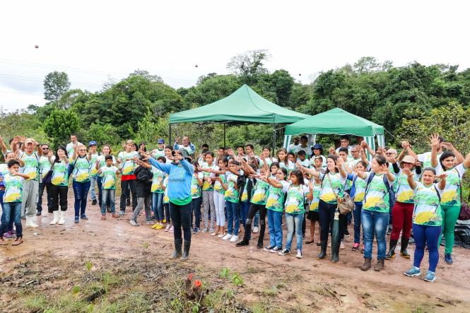 44 meninos e meninas de 10 a 15 anos das escolas municipais Maria do Carmo e Paulo Freire participaram hoje (22) de atividades de conscientização ambiental no Parque Estadual do Utinga, na Região Metropolitana de Belém. O evento foi promovido pelo Instituto Amigos da Floresta Amazônica (ASFLORA), em parceria com o Instituto de Desenvolvimento Florestal e da Biodiversidade (Ideflor-bio), que contou também com o patrocínio da empresa Mitsubishi Corporation.

FOTO: ASCOM / IDEFLOR
DATA: 22.02.2019
BELÉM - PA <div class='credito_fotos'>Foto: ASCOM / IDEFLOR   |   <a href='/midias/2019/originais/6456bca0-269a-4cf3-a65f-c06961a78f92.jpg' download><i class='fa-solid fa-download'></i> Download</a></div>