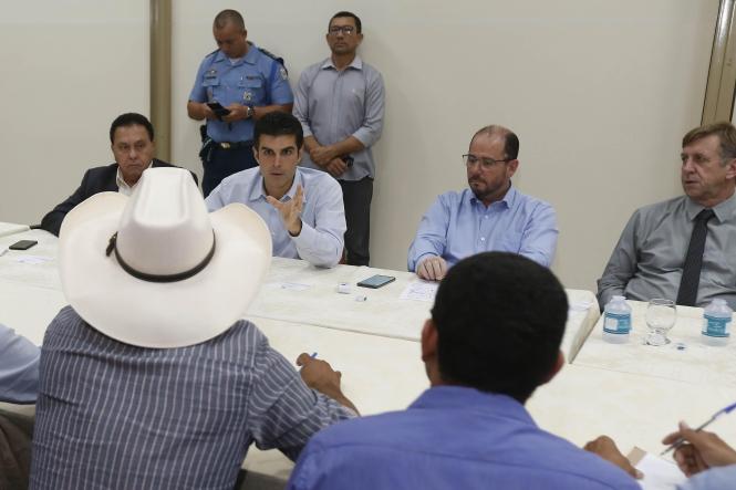 Dentro da agenda de trabalho “Governo por Todo o Pará”, o governador Helder Barbalho e a equipe de secretários de Estado prosseguiram, nesta quinta-feira (4), com os atendimentos individualizados aos prefeitos das regiões sul e sudeste do Pará, no Carajás Centro de Convenções, em Marabá. A cidade é a sede do programa que leva a administração estadual às diferentes regiões do território paraense até esta sexta-feira (5). Neste segundo dia de encontro, os gestores municipais manifestaram otimismo e certeza de dias melhores para a população do Estado.

FOTO: MARCELO SEABRA /AG. PARA
DATA: 04.04.2019
MARABA - PARA <div class='credito_fotos'>Foto: Marcelo Seabra / Ag. Pará   |   <a href='/midias/2019/originais/64683484-c331-49ad-8b01-061ed21cbe3d.jpg' download><i class='fa-solid fa-download'></i> Download</a></div>