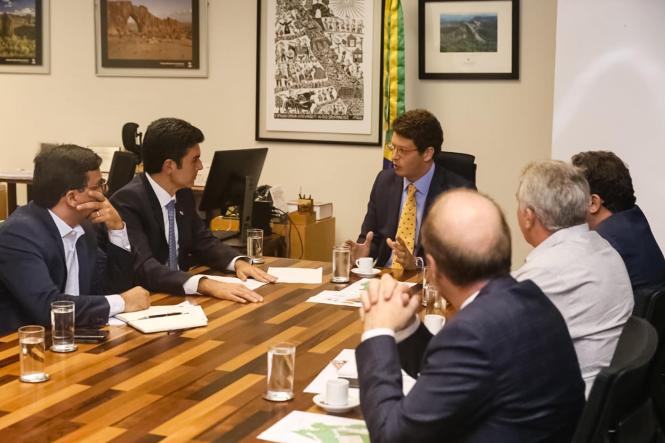 A compensação da Lei Kandir aos Estados exportadores de produtos primários e semielaborados ganhou destaque na reunião do Fórum Nacional de Governadores, em Brasília. Durante o encontro com o ministro da Economia, Paulo Guedes, na última terça-feira (26), os governadores, liderados por Helder Barbalho, propuseram a quitação do débito da União. O cálculo estimado na perda total dos Estados, em 22 anos de vigência da Lei, é de R$ 637 bilhões. Só o Pará teria perdido mais de R$ 30 bilhões.

FOTO: JAILSON SAM / DIVULGAÇÃO
DATA: 27.03.2019
BRASÍLIA - DF <div class='credito_fotos'>Foto: Jailson Sam / Divulgação   |   <a href='/midias/2019/originais/646b0ff9-1de4-4117-993b-91683ae86af1.jpg' download><i class='fa-solid fa-download'></i> Download</a></div>