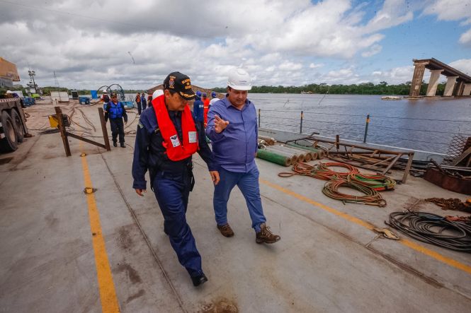 A Marinha do Brasil aprovou, nesta sexta-feira (3), o Plano Técnico apresentado pela  Secretaria de Estado de Transportes  (Setran) para a movimentação dos destroços da ponte Rio Moju e da balsa que colidiu com a estrutura no dia 6 de abril. O projeto cumpre todas as etapas de segurança da área exigidas pela Capitania dos Portos, como o isolamento de cerca de 100 metros da área de navegação, a permanência no local somente dos envolvidos diretamente na operação, a elaboração de plano de contingência para evitar ou atuar em caso vazamento de óleo durante a movimentação dos destroços da balsa, entre outros. 

FOTO: WAGNER SANTANA / AGÊNCIA PARÁ
DATA: 03.05.2019
BELÉM - PARÁ <div class='credito_fotos'>Foto: Wagner Santana / Ag. Pará   |   <a href='/midias/2019/originais/646ebff7-aff3-4eb9-baaf-8e305d89c67e.jpg' download><i class='fa-solid fa-download'></i> Download</a></div>