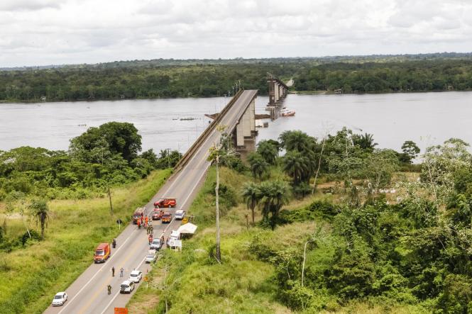 O governador Helder Barbalho convocou, neste sábado (6), representantes de diversos órgãos da segurança pública para discutir ações para acelerar o resgate as vítimas do acidente ocorrido na ponte sobre o Rio Moju, ocorrido nesta madrugada. A ponte em questão é a terceira (no sentido de saída de Belém) do complexo de quatro pontes da Alça Viária, localizada na rodovia PA-483. Ela desabou após uma balsa ter batido um de seus pilares. Dois veículos que passavam na via no momento da colisão, caíram no rio. 

FOTO: FERNANDO ARAÚJO / AGÊNCIA PARÁ
DATA: 06.04.2019
MOJU - PA <div class='credito_fotos'>Foto: Fernando Araújo/Ag. Pará   |   <a href='/midias/2019/originais/64708547-3df3-44d6-85c4-aeeb373b64c0.jpg' download><i class='fa-solid fa-download'></i> Download</a></div>