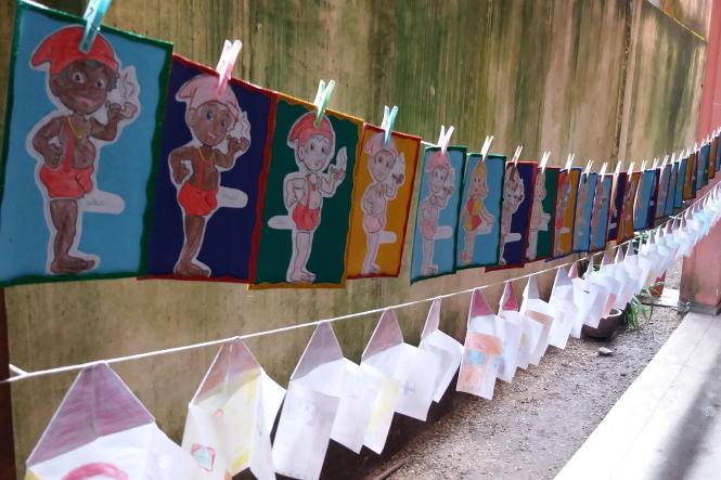 O escritor Monteiro Lobato foi homenageado, nesta terça-feira (16), pelos alunos da Escola Estadual de Ensino Fundamental Profª Maridalva Pantoja, durante a entrega do mais novo Espaço de Leitura do projeto Livro Solidário, coordenado pela Imprensa Oficial do Estado (IOE). A escola, que atende cerca de 300 alunos do 1º ao 5º ano, com idade entre 6 e 12 anos, foi toda decorada com desenhos feitos pelos alunos e professores baseados nas histórias contadas nos livros do escritor, que no próximo dia 18 faria aniversário e cuja data deu origem ao Dia do Nacional do Livro Infantil.

FOTO: ASCOM / IOE
DATA: 16.04.2019
BELÉM - PA <div class='credito_fotos'>Foto: ASCOM / IOE   |   <a href='/midias/2019/originais/64869992-f38f-452c-b795-dd71cf9bd46c.jpg' download><i class='fa-solid fa-download'></i> Download</a></div>