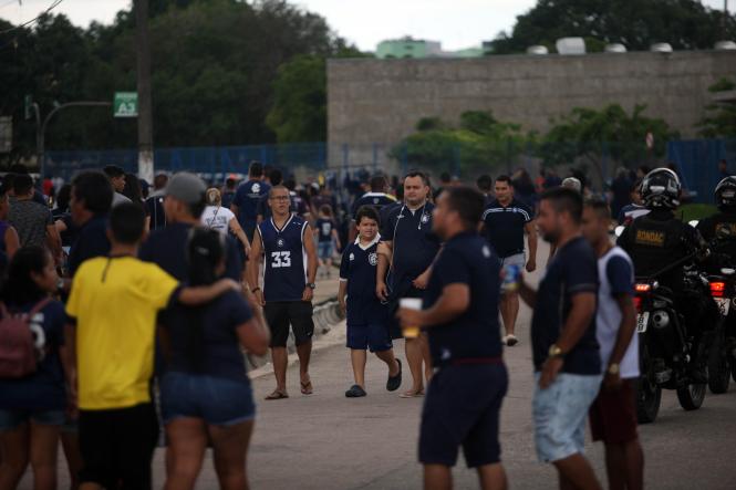 Tranquilidade e muita comemoração marcaram a reabertura do Estádio Estadual Jornalista Edgar Augusto Proença - Mangueirão na tarde deste domingo (3). A vitória do Remo contra o Tapajós, por 1x0, em jogo referente à primeira rodada do Parazão, foi acompanhada de perto por 19,2 mil torcedores, e dentre eles, muitas crianças acompanhadas pelos pais e familiares. 

FOTO: THIAGO GOMES/AG. PARÁ
DATA: 03.02.2019 
BELÉM - PARÁ <div class='credito_fotos'>Foto: Thiago Gomes /Ag. Pará   |   <a href='/midias/2019/originais/6488d8bd-5e03-4d2b-ab1b-c169288e90f1.jpg' download><i class='fa-solid fa-download'></i> Download</a></div>