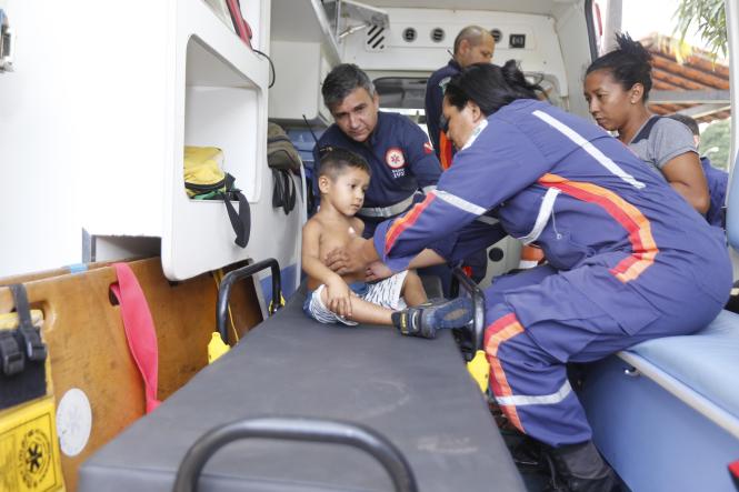 A agilidade do Grupamento Aéreo de Segurança Pública (Graesp) será determinante para a recuperação do menino Marielson Isaac dos Santos, de 4 anos, que sofreu, no fim da tarde de quarta-feira (20), um trauma na cabeça em um acidente doméstico, na Vila Gorete, no Rio Arapiuns, em Santarém, no oeste do Para. A mãe dele, Elizete Maria dos Santos, conta que o filho passou a noite toda com fortes dores na cabeça. A preocupação era grande porque não há transporte fluvial diariamente na comunidade onde moram.

FOTO: JADER PAES / AGÊNCIA PARÁ
DATA: 21.03.2019
SANTARÉM - PARÁ <div class='credito_fotos'>Foto: JADER PAES / AGÊNCIA PA   |   <a href='/midias/2019/originais/64fe57aa-6fe7-4d41-a0f5-9a5367d10cba.jpg' download><i class='fa-solid fa-download'></i> Download</a></div>