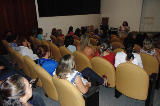 Uma palestra sobre “Saúde e Sexualidade nas Etapas de Vida da Mulher: Questões Relevantes”, proferida pela ginecologista e obstetra Sandra Helena Moraes Leite, marcou nesta quinta-feira (14), no auditório do Laboratório Central do Estado (Lacen-PA), as comemorações pelo Dia Internacional da Mulher - 8 de Março. O evento, que reuniu cerca de 60 servidores, foi organizado pelo Serviço de Atenção à Saúde e Segurança do Trabalhador (SASST), Coordenação da Qualidade e Biossegurança e Comissão de Eventos. A abertura foi feita pela coordenadora do SASST, Micheline Ramos, que definiu o evento como mais uma iniciativa do que preconiza o Programa de Controle Médico de Saúde Ocupacional (PCMSO).
FOTO: ASCOM / SESPA
DATA: 15.03.2019
BELÉM - PA <div class='credito_fotos'>Foto: ASCOM / SESPA | <a href='/midias/2019/originais/654992ef-3825-4094-9218-c16fd015785b.jpg' download><i class='fa-solid fa-download'></i> Download</a></div>