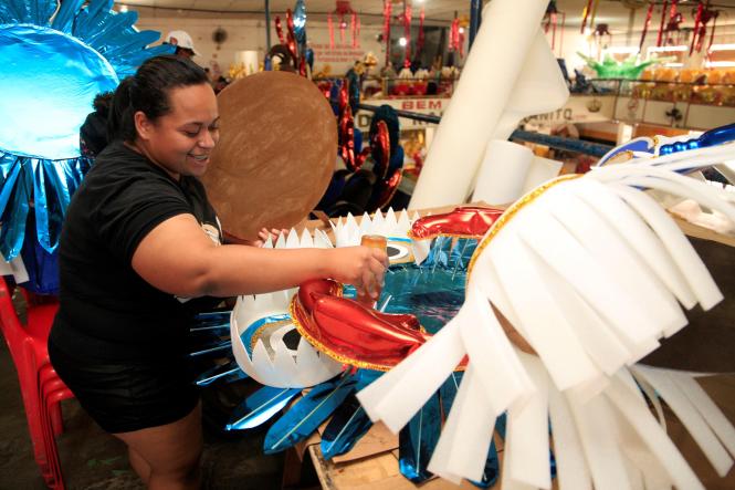 O carnaval de Belém vai atravessar a avenida e chegar também na telinha. Depois de 9 anos, a Cultura - Rede de Comunicação retoma a transmissão ao vivo, só que agora de forma integrada e com o sinal digital, dos desfiles das escolas de samba do Grupo Especial de Belém, neste sábado, dia 23 de fevereiro, na Aldeia Amazônica David Miguel. Quem por acaso não puder ver de pertinho, pode preparar a pipoca, reunir os amigos e se preparar para acompanhar todos os detalhes, seja pela TV, pelo YouTube ou pelas redes sociais. Serão 7 câmeras, 5 produtores de pista, 3 repórteres no meio do público - fazendo até vídeo-selfie - e da folia em meio a uma equipe de 50 pessoas que promete mostrar toda a beleza, emoção e grandeza do Carnaval paraense. A programação terá início às 19h e só sai do ar depois que a última escola fechar o desfile, por volta das 6h do domingo, 24.

 FOTO: RICARDO AMANAJAS / AGÊNCIA PARÁ
DATA: 19.02.2019
BELÉM - PA <div class='credito_fotos'>Foto: Ricardo Amanajás / Ag. Pará   |   <a href='/midias/2019/originais/65b7bc0e-6181-4b45-9ec8-32ab188b1e8e.jpg' download><i class='fa-solid fa-download'></i> Download</a></div>