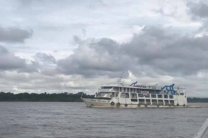 Na manhã desta quarta-feira (17), cerca de 300 quilos de pirarucu e mais de uma tonelada e meia de outras espécies de pescado sem procedência e nota fiscal, além de diversos produtos de origem chinesa, como equipamentos eletrônicos, foram apreendidos no furo do Carnapijó, próximo ao município de Barcarena, na região do Baixo Tocantins, por quase 15 policiais. A embarcação que transportava a carga foi conduzida até um porto, em Belém.

FOTO: ASCOM / SEGUP
DATA: 17.04.2019
BELÉM - PARÁ <div class='credito_fotos'>Foto: ASCOM / SEGUP   |   <a href='/midias/2019/originais/65c57513-2c1e-46cc-8f97-8895f23bdd24.jpg' download><i class='fa-solid fa-download'></i> Download</a></div>