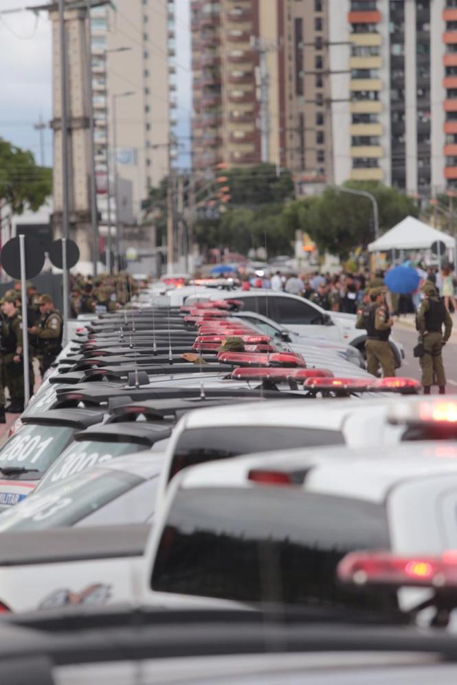 O governador Helder Barbalho lançou, na tarde deste sábado (12), em Belém, a operação "Polícia Mais Forte", que consiste no fortalecimento da Polícia Militar do Pará (PM-PA) por meio da melhoria das condições de trabalho dos agentes de segurança e, consequentemente, a melhoria do serviço prestado à população. 

FOTO: AG. PARÁ
DATA: 12.01.2019
BELÉM - PARÁ <div class='credito_fotos'>Foto: Agência Pará   |   <a href='/midias/2019/originais/65c76357-eb20-48ba-8695-cb16d163a1f0.jpg' download><i class='fa-solid fa-download'></i> Download</a></div>