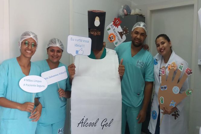 A higienização das mãos é uma das principais medidas de segurança adotadas em um ambiente de cuidados com a saúde. O procedimento é simples, barato e eficaz na prevenção de infecções, e ajuda a proteger pacientes e profissionais da área. A instituição do Dia Mundial de Higienização das Mãos - 5 de Maio – incentiva a realização de diversas ações destinadas a conscientizar a população sobre a importância dessa prática.

FOTO: ASCOM / HGI
DATA: 10.05.2019
IPIXUNA - PARÁ <div class='credito_fotos'>Foto: ASCOM / HGI   |   <a href='/midias/2019/originais/65d0b103-ea6f-4ca8-855a-877da0020980.jpg' download><i class='fa-solid fa-download'></i> Download</a></div>