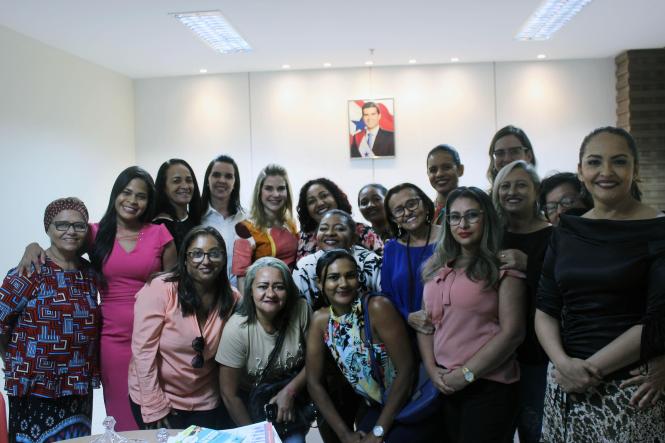 A assistência e as ações de combate à violência contra a mulher foram temas debatidos nesta quarta-feira (3), em uma das reuniões do Programa Governo Por Todo o Pará, em Marabá, na região sudeste. No encontro, mulheres apresentaram suas demandas à primeira-dama do Estado, Daniela Barbalho, e à esposa do vice-governador, Andrea Vale.

FOTO - TAYNA HORIGUCHI  / AGENCIA PARA
DATA - 03.04.2019
MARABA - PARA <div class='credito_fotos'>Foto: Taina Horiguchi - Agencia Para   |   <a href='/midias/2019/originais/6600c0a5-c1e2-4ed5-b249-65511f3f6990.jpg' download><i class='fa-solid fa-download'></i> Download</a></div>