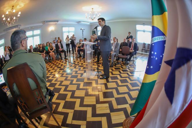 Na manhã desta terça-feira (12), no auditório do Palácio, o governador do Estado do Pará, Helder Barbalho, participou do ato de criação de unidades de núcleos de inteligência da Polícia Civil, através da criação dos núcleos de apoio a investigação nas regionais, fortalecendo as novas diretrizes institucionais de enfrentamento à violência e aos crimes cometidos no interior do Estado.

FOTO: MARCO SANTOS /AGÊNCIA PARÁ
DATA: 12.03.2019
BELÉM - PA <div class='credito_fotos'>Foto: Marco Santos / Ag. Pará   |   <a href='/midias/2019/originais/662817d7-8ff2-4f94-b7cb-ab09cdb196a0.jpg' download><i class='fa-solid fa-download'></i> Download</a></div>