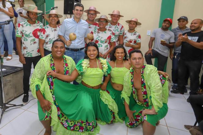 O governador do Pará, Helder Barbalho, e o vice-governador, Lúcio Vale, entregaram, no final da manhã deste sábado (16), 261 títulos de terra para produtores rurais de 18 municípios da região nordeste do Estado, reunidos na cidade de Moju. A solenidade ocorreu no Auditório Municipal Lourival Cristo, no Centro, na presença da prefeita Nilma Lima, vereadores, secretários de Estado, deputados estaduais, federais, e da população mojuense. 

FOTO: MARCO SANTOA / AGÊNCIA PARÁ
DATA: 16.03.2019
MOJU - PA <div class='credito_fotos'>Foto: Marco Santos / Ag. Pará   |   <a href='/midias/2019/originais/6659615f-4a01-4398-9381-9768d3e963c3.jpg' download><i class='fa-solid fa-download'></i> Download</a></div>
