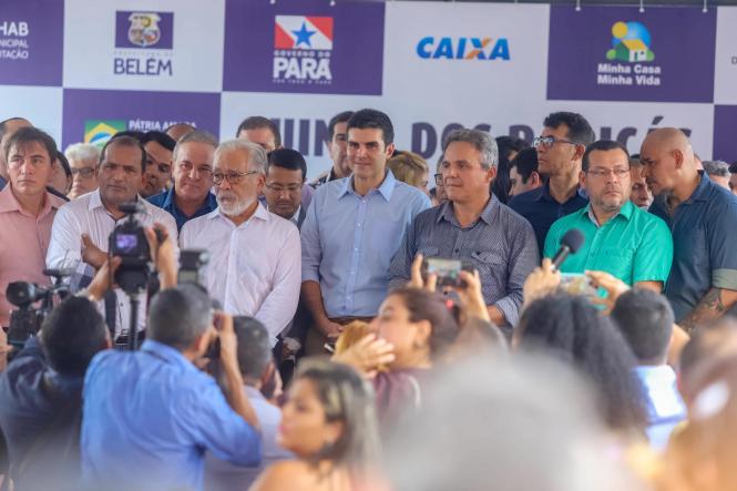 Na manhã desta sexta-feira (15), foi entregue à população o conjunto habitacional “Quinta dos Paricás”, no distrito de Icoaraci, em Belém. O governador do Estado, Helder Barbalho, o secretário nacional de habitação, Celso Toshiotmatsud e o prefeito municipal de Belém, Zenaldo Coutinho, estiveram presentes para fazer a entrega às famílias. Um empreendimento que teve um investimento de R$168 milhões de reais, todos do governo federal.

 FOTO: MARCO SANTOS / AGÊNCIA PARÁ
DATA: 15.03.2019
BELÉM - PA <div class='credito_fotos'>Foto: Marco Santos / Ag. Pará   |   <a href='/midias/2019/originais/667af8a4-8116-480c-a8f3-bd16c3ce7177.jpg' download><i class='fa-solid fa-download'></i> Download</a></div>