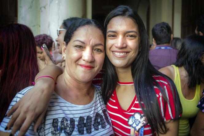 Em meio a batucadas, cores e brilhos, ficaram conhecidos os 3.650 aprovados no Processo Seletivo (Prosel) 2019 da Universidade do Estado do Pará (Uepa), na manhã desta sexta (25). No pátio da Reitoria, candidatos, pais, amigos e professores aguardavam ansiosos, junto às emissoras de rádio que fazem a leitura dos nomes. Na foto, Gilmara de Sousa e a filha Amanda Gabriela Sousa.

FOTO: NAILANA THIELY / ASCOM UEPA
DATA: 25.01.2019
BELÉM - PARÁ <div class='credito_fotos'>Foto: Fernando Araújo/Ag. Pará   |   <a href='/midias/2019/originais/667e5d79-7873-4de0-abf4-d518bd744299.jpg' download><i class='fa-solid fa-download'></i> Download</a></div>