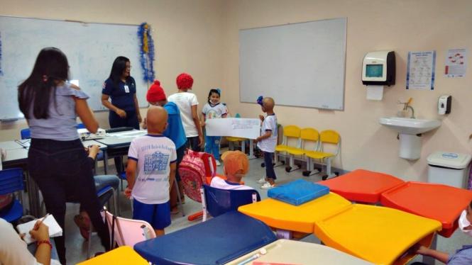 Além das tradicionais aulas de língua portuguesa, matemática, ciências, história e geografia, as crianças e adolescentes que fazem tratamento contra o câncer no Hospital Oncológico Infantil Octávio Lobo, em Belém (PA), e que estudam na Classe Hospitalar, que funciona na Unidade por meio de uma parceria com a Secretaria de Estado de Educação (Seduc), terão um novo aprendizado neste ano. O assunto: ‘Segurança do Paciente’. 

FOTO: DIVULGAÇÃO / HOIOL
DATA: 18.03.2019
BELÉM - PARÁ <div class='credito_fotos'>Foto: ASCOM HOIOL   |   <a href='/midias/2019/originais/66d95f9d-7d11-42de-87fd-55973af12fd4.jpg' download><i class='fa-solid fa-download'></i> Download</a></div>