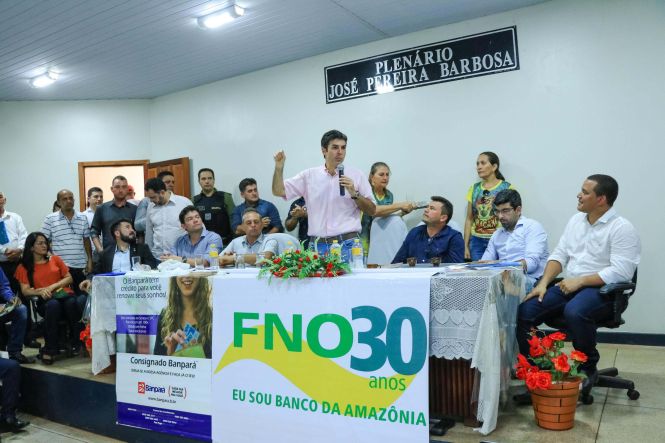 O governador Hélder Barbalho visitou nesta sexta (24), a cidade de Floresta do Araguaia, no Sul do Pará, que está sediando, de 23/05 a 26/05, a 26° edição do Festival do Abacaxi, festa tradicional da região. O município é o maior produtor de abacaxi do país, com uma safra aproximada de 350 milhões de frutos por ano, segundo dados da Empresa de Assistência Técnica e Extensão Rural do Estado do Pará (Emater).

FOTO: JADER PAES / AGÊNCIA PARÁ
DATA: 24.05.2019
FLORESTA DO ARAGUAIA - PARÁ <div class='credito_fotos'>Foto: JADER PAES / AG. PARÁ   |   <a href='/midias/2019/originais/66e68f8c-b9b0-492f-86bf-580e5a46b567.jpg' download><i class='fa-solid fa-download'></i> Download</a></div>