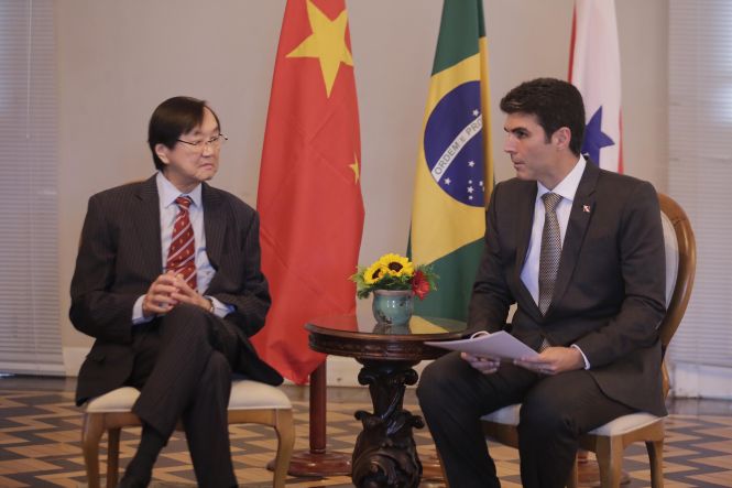 O governador do Estado, Helder Barbalho, e o vice, Lúcio Vale, receberam o presidente da Câmara de Comércio e Indústria Brasil-China, Charles Tang no início da tarde desta segunda-feira (22), no Palácio do Governo, em Belém. O representante chinês apresentou ao chefe do Executivo estadual as oportunidades de investimentos que o país pode fazer no Pará, em áreas como infraestrutura, saneamento básico e mineração.

FOTO: MARCO SANTOS / AGÊNCIA PARÁ
DATA: 22.04.2019
BELÉM - PARÁ <div class='credito_fotos'>Foto: Marco Santos / Ag. Pará   |   <a href='/midias/2019/originais/66f225be-9356-428a-9793-acf69fcfddd2.jpg' download><i class='fa-solid fa-download'></i> Download</a></div>
