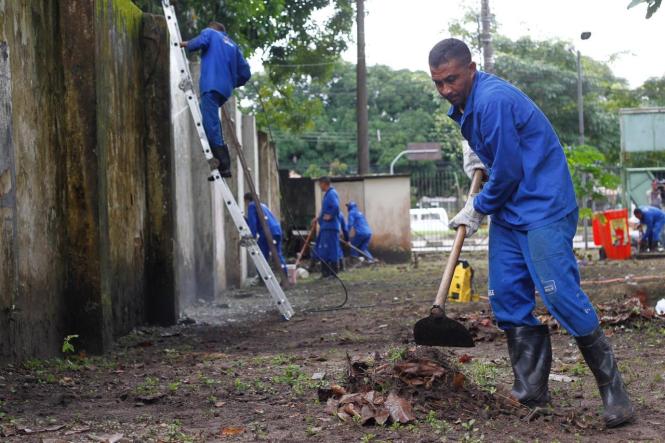 Um grupo de 16 detentos do regime semiaberto da Colônia Agrícola Penal de Santa Izabel (CPASI), realizaram, nesta sexta feira (22/2), serviços de capina, limpeza externa, pintura e grafitagem, na Escola Cordeiro de Farias, em Belém.

FOTO: ASCOM / SUSIPE
DATA: 22.02.2019
BELÉM - PA <div class='credito_fotos'>Foto: ASCOM / SUSIPE   |   <a href='/midias/2019/originais/671ad9a3-5c80-43ec-8871-dbb1275f0a50.jpg' download><i class='fa-solid fa-download'></i> Download</a></div>