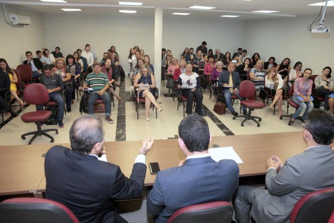 Em alusão ao Dia Nacional do Ouvidor, comemorado no último sábado (16), a Ouvidoria Geral do Estado (OGE), realizou no auditório da Casa Civil nesta segunda-feira (18), a palestra “Lei 13.460/2017 e a atuação do ouvidor na proteção e defesa dos usuários dos serviços públicos”, ministrada pelo representante da Controladoria/Ouvidoria Geral da União, Marcelo de Pádua.

FOTO: RICARDO AMANAJÁS / AGÊNCIA PARÁ
DATA: 18.03.2019
BELÉM - PA <div class='credito_fotos'>Foto: Ricardo Amanajás / Ag. Pará   |   <a href='/midias/2019/originais/6778e6ab-ea8e-4aaf-a862-2bee631a68b1.jpg' download><i class='fa-solid fa-download'></i> Download</a></div>