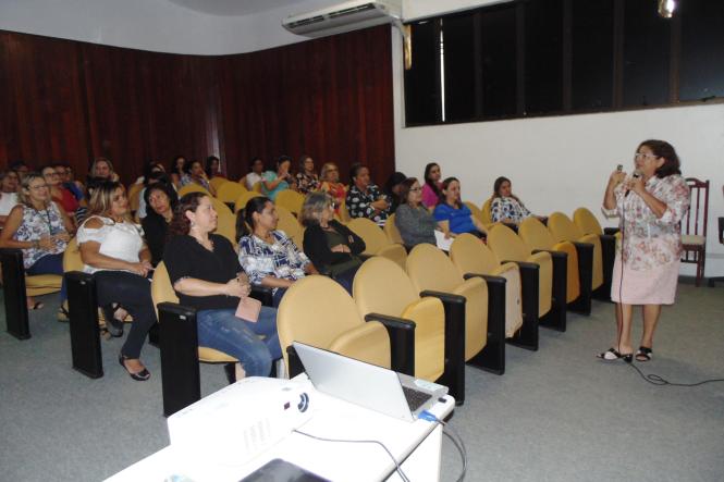 Uma palestra sobre “Saúde e Sexualidade nas Etapas de Vida da Mulher: Questões Relevantes”, proferida pela ginecologista e obstetra Sandra Helena Moraes Leite, marcou nesta quinta-feira (14), no auditório do Laboratório Central do Estado (Lacen-PA), as comemorações pelo Dia Internacional da Mulher - 8 de Março. O evento, que reuniu cerca de 60 servidores, foi organizado pelo Serviço de Atenção à Saúde e Segurança do Trabalhador (SASST), Coordenação da Qualidade e Biossegurança e Comissão de Eventos. A abertura foi feita pela coordenadora do SASST, Micheline Ramos, que definiu o evento como mais uma iniciativa do que preconiza o Programa de Controle Médico de Saúde Ocupacional (PCMSO).
FOTO: ASCOM / SESPA
DATA: 15.03.2019
BELÉM - PA <div class='credito_fotos'>Foto: ASCOM / SESPA | <a href='/midias/2019/originais/678f78a5-1404-4140-800c-bb999cee6ea3.jpg' download><i class='fa-solid fa-download'></i> Download</a></div>