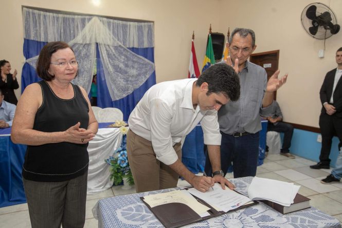 Na manhã desta terça-feira (30), o governador do Estado do Pará, Helder Barbalho, esteve no município de Ponta de Pedras, no Marajó, para participar da programação de aniversário dos 141 anos do município. Durante a visita, foi inaugurada a revitalização e ampliação do Mercado Municipal, foi assinado o convênio para a reforma e ampliação do hospital Municipal que tem o valor total de R$1.247.628,28 e o chefe do poder e executivo e outras autoridades receberam o título de cidadão Ponta Pedrense pelos serviços prestados ao município.

FOTO: MARCO SANTOS / AGÊNCIA PARÁ
DATA: 30.04.2019
PONTA DE PEDRAS - PARÁ <div class='credito_fotos'>Foto: Marco Santos / Ag. Pará   |   <a href='/midias/2019/originais/679d7d0d-b56d-47b5-a673-60ef167c2d3d.jpg' download><i class='fa-solid fa-download'></i> Download</a></div>
