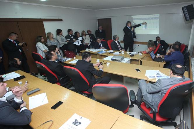 A Secretaria de Estado de Planejamento e Administração (Seplan) e a Secretaria de Estado da Fazenda (Sefa) apresentaram, em audiência pública realizada na tarde desta terça-feira (19), o balanço das despesas e receitas do Estado, no que se refere às metas fiscais do 3º quadrimestre de 2018. Os números foram apresentados no plenário da Comissão de Fiscalização Financeira e Orçamentária da Assembleia Legislativa do Estado do Pará (Alepa). Dentre os indicadores apontados, percebeu-se que, no período analisado, a receita corrente líquida do Estado apresentou um aumento de 25%, enquanto as despesas de custeio tiveram aumento 50%, gerando um déficit fiscal para o Estado.

FOTO: JADER PAES / AGÊNCIA PARÁ
DATA: 19.02.2019
BELÉM - PA <div class='credito_fotos'>Foto: JADER PAES / AGÊNCIA PA   |   <a href='/midias/2019/originais/67a1a3f3-ed4d-4af7-a76a-191e5e9a82a4.jpg' download><i class='fa-solid fa-download'></i> Download</a></div>